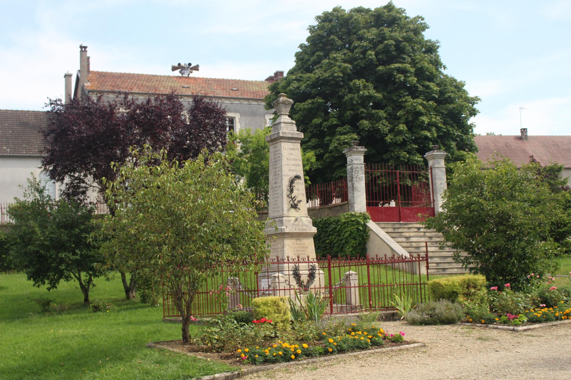 Vue du monument aux Morts et de la mairie