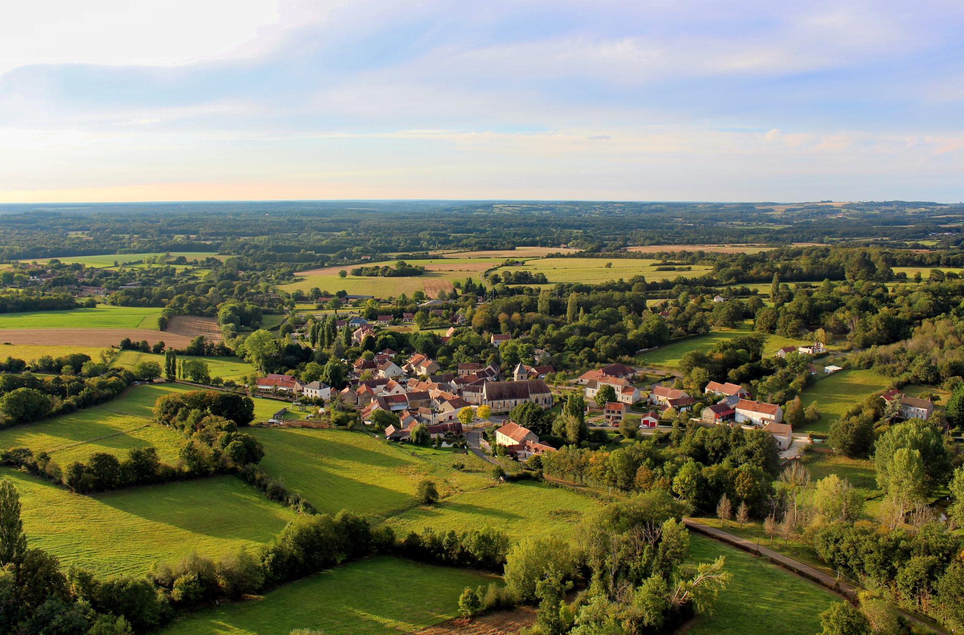 Vue de Saints-en-Puisaye à bord d'une montgolfière